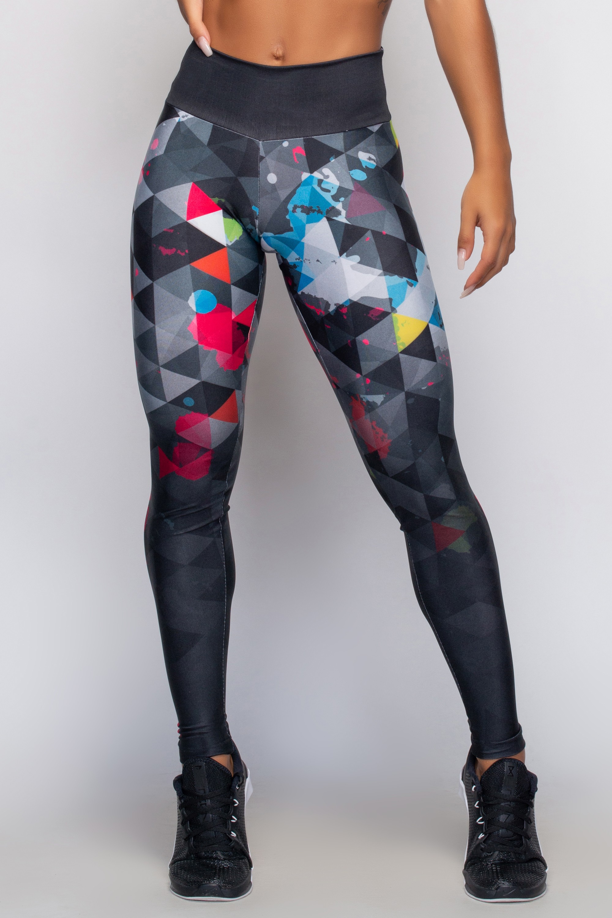 Calça Legging Jeans Grafite.Estampa que imita jeans. Detalhes estampados  que imitam Patches. Elástico no…