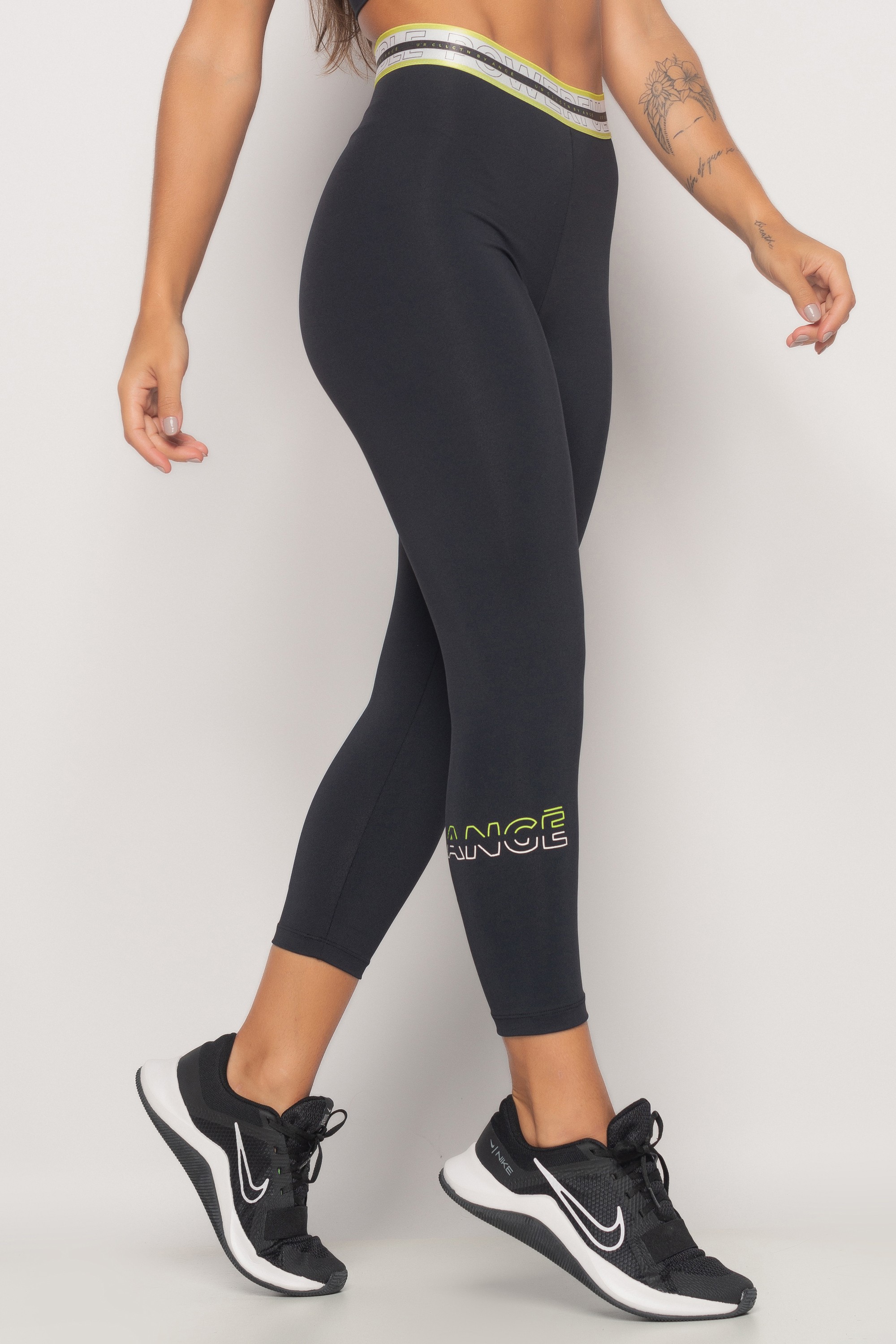 Calça Legging Preta Midi Cutting