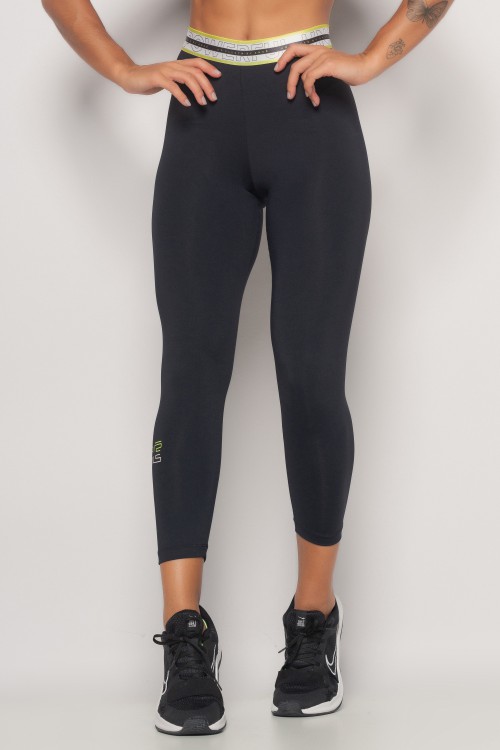 Calça Legging Preta Midi Cutting