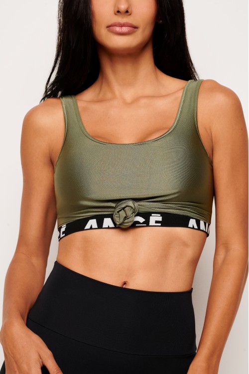 Top verde militar com brilho monday