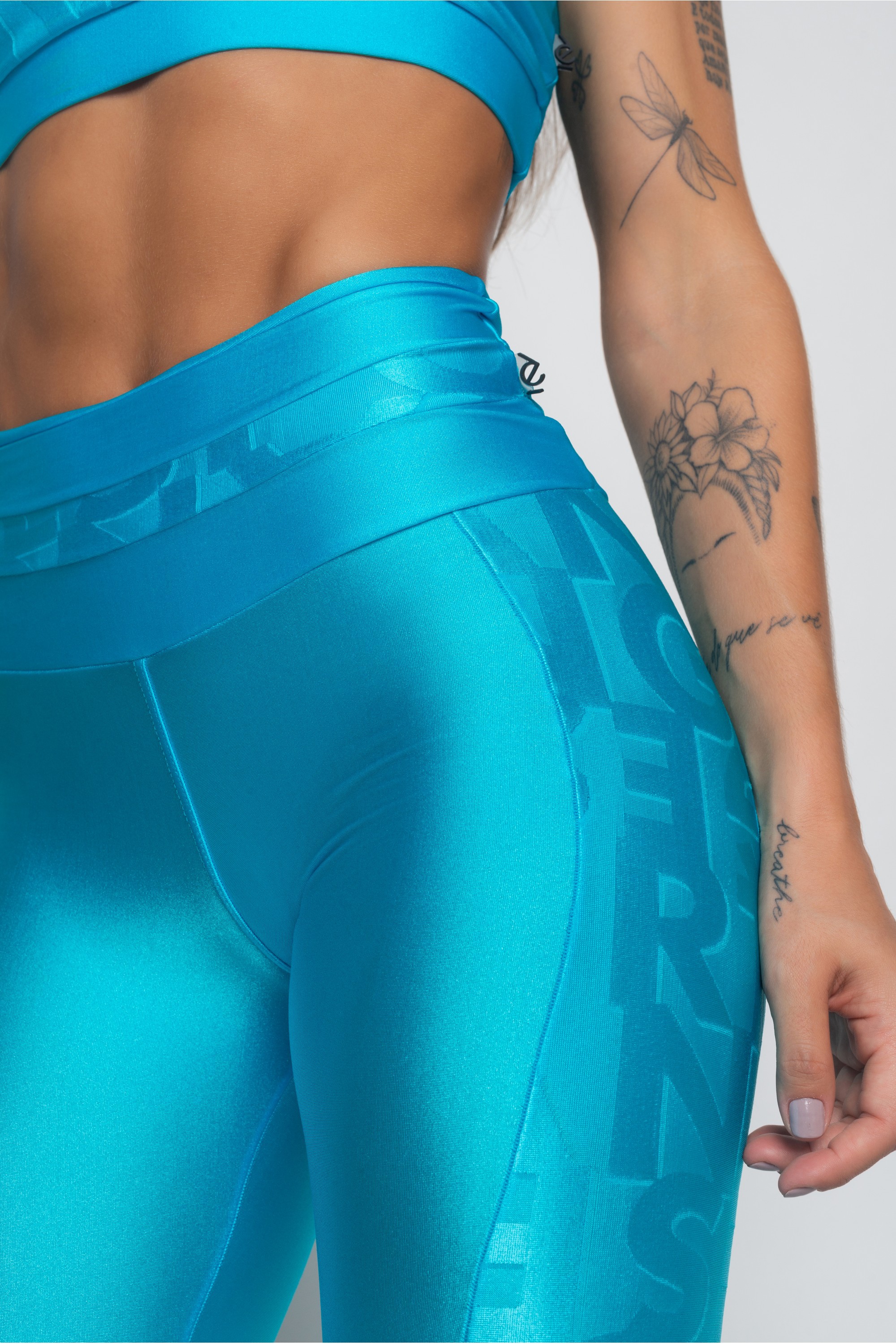 CALÇA LEGGING AZUL COM BRILHO E TEXTURA SPOT