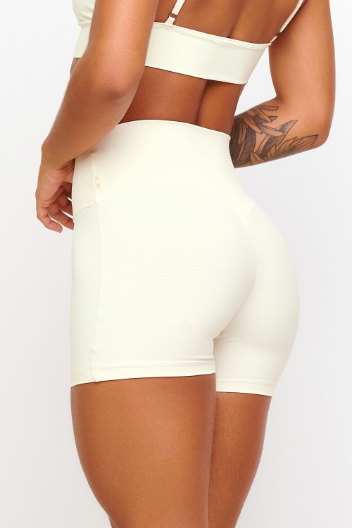 Short Off White Soft Light Levanta Bumbum