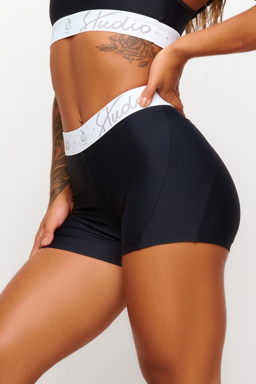 Short Preto com bolso Soft Light Coreo