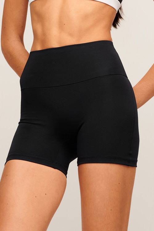 Short Preto Básico sem costura frontal